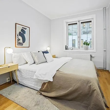 2 - 5 Min To Station Apartman